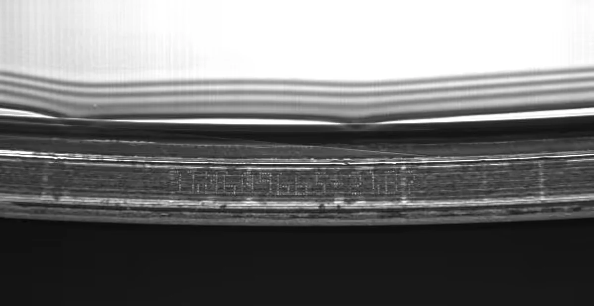 Cognex Wafer ID 在阻劑塗層 wafer 邊緣讀取 DataMatrix 示意圖（IR 光可穿透阻劑）