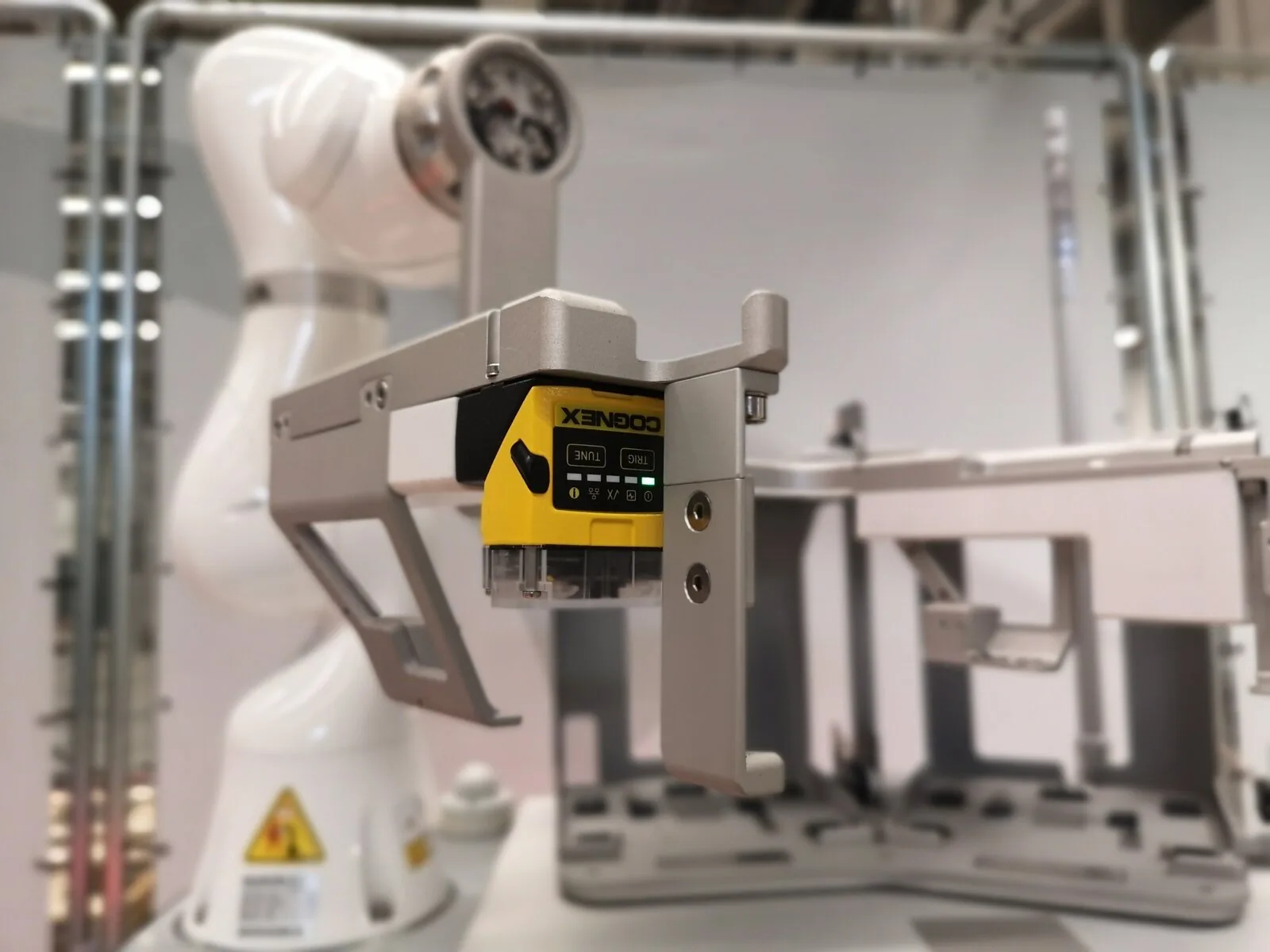 Cognex In-Sight 2000 系列影像感測器 應用於汽車零件 · QA 標記辨識